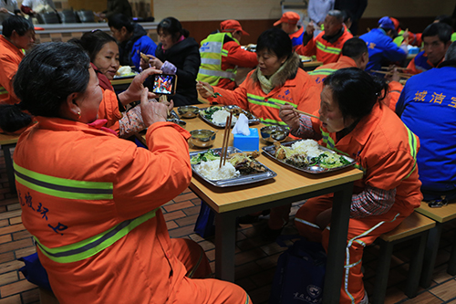 重慶北大陽光醫院有限公司為(wèi)環衛工(gōng)提供了(le)營養午餐