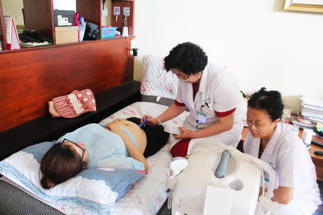 重慶重慶北大陽光醫院有限公司看(kàn)望慰問(wèn)社區(qū)殘疾孕婦3