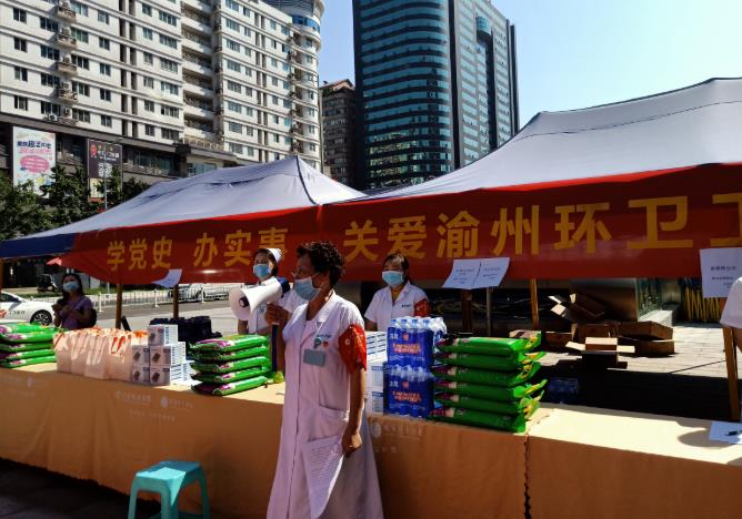 關愛(ài)渝州環衛工(gōng),明(míng)好(hǎo)夏日(rì)送清涼,義診送健康